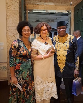 Dominican Republic author Chiqui Vicioso (center) with Lauristely Peña (L), executive board member, Fundacion Proyecto Anticanon, and St. Martin author Fabian Badejo at the Anticanon literary award ceremony, Zona Colonial, Dominican Republic. (© LSV photo)
