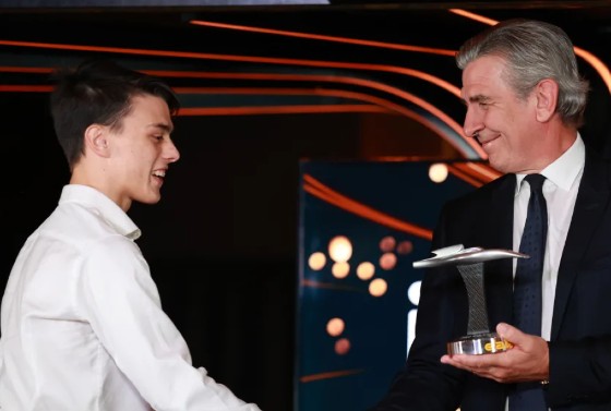 Zane Maloney accepts his award from CEO of Dallara Automobili, Andrea Pontremoli.