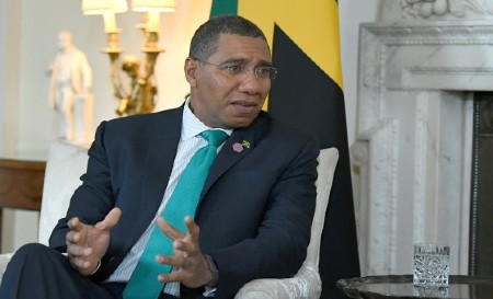 NGH010. LONDRES (REINO UNIDO), 17/04/2018.- El primer ministro de Jamaica, Andrew Holness, conversa con su homóloga británica, Theresa May,durante su reunión en Londres, Reino Unido, hoy, 17 de abril de 2018. EFE/ Neil Hall / Pool