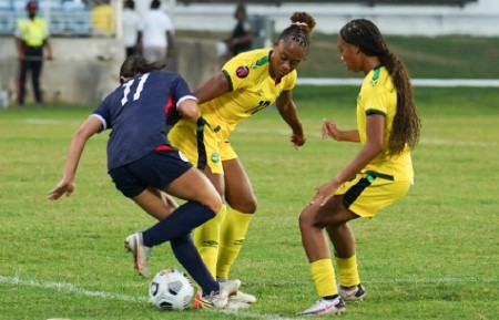 KINGSTON, JAMAICA. April 12th: Alyssa Oviedo of Republica Dominicana and Sashana Campbell of Jamaica during the match between Jamaica vs Republica Dominicana part of the 2022 Concacaf Women Qualifiers road to Australia & New Zeland held at the Sabina Park, in Kingston, Jamaica.(PHOTO BY ONEIL MILLER/STRAFFON IMAGES/MANDATORY CREDIT/EDITORIAL USER/NOT FOR SALE/NOT ARCHIVE)