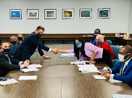 Schools Superintendent Alberto M. Carvalho shakes hands with UTD President Karla Hernandez-Mats after a tentative agreement is reached.   