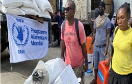 Haitians impacted by the recent earthquake in Les Cayes receive relief supplies for humanitarian agencies. (WFP Photo)
