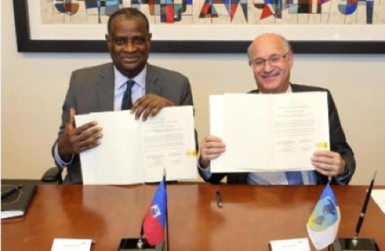 IDB President Ilan Goldfajn (right) and Alfred Fils Metellus, Haiti’s Minister of Economy and Finance, show off the agreement signed for Haiti’s five-year recovery and development plan .