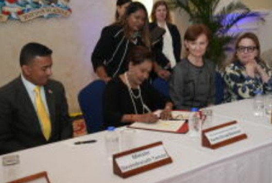 Prime Minister Kamla Persad-Bissessar signing agreement (World Bank Photo)