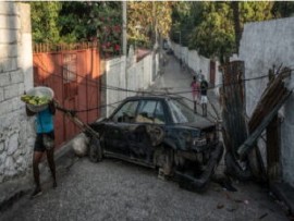 A road block is set up in a neighbourhood in Port-au-Prince in an attempt to prevent gang abductions (UNOCHA Photo)