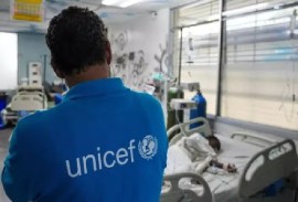 An eight-year-old child injured by a bullet a few days ago while playing in the courtyard of her home (UNICEF photo)