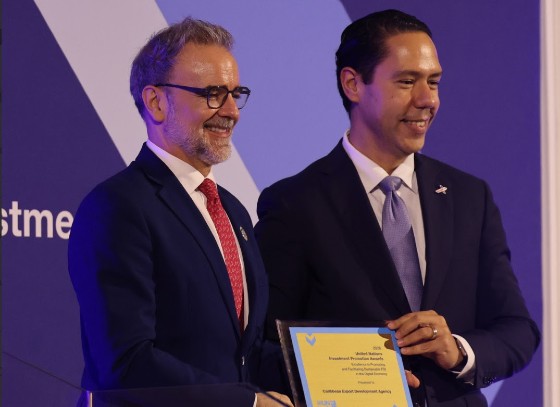Caribbean Export’s deputy executive director, Leo Naut, accepted the award on behalf of the agency.