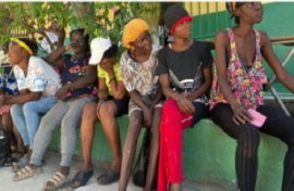 Haitians awaiting the distribution of food (file Photo)