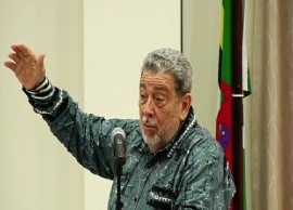 St. Vincent and the Grenadines Prime Minister Dr. Ralph Gonsalvves makes a point during his lecture in Dominica on Monday night (CCMC Photo)
