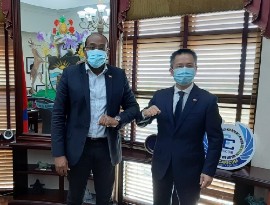 The charge d'affaires of the Embassy, Wang Erdong with Antigua's Prime Minister Gaston Browne