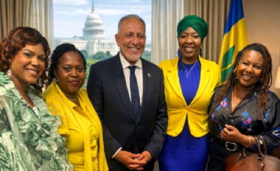Prime Minister Dr. Godwin Friday (center) with members of the St. Vincent and the Grenadines diaspora in the United States (CMC Photo)