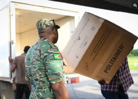 Loading aircraft with supplies for Grenada (DPI Photo)