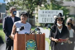 Chairwoman Edmonson speaks at the memorial for COVID-19 victims. 