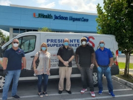 Presidente Supermarkets delivered fresh made meals to UHealth Jackson Urgent Care Center Doral staff on April 15, 2020. Left to right: Presidente Executives Ariel Martinez and Odalys Hernández, City of Doral Mayor Juan Carlos Bermudez, MLB player Yasiel Puig and Osvaldo Pérez of Presidente Supermarkets. 