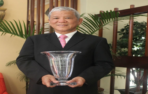 Kevin Hendrickson receives 2019 AFUWI Chancellor’s Award of Excellence in Business Leadership.