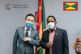 Justin Sun (left) and Grenada's Prime Minister Keith Mitchell (right). 
