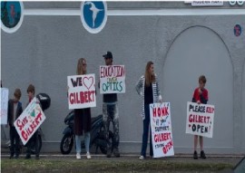 Parents, students and politicians protest closure of schools on Mnday