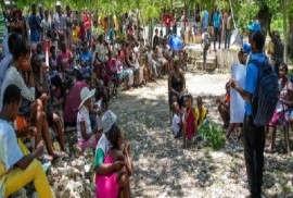 Dozens of people displaced from the Haitian communes of Mirebalais and Saut-d’Eau attend hygiene awareness sessions in Boucan Carré (PhotoUNICEF/Herold Joseph).