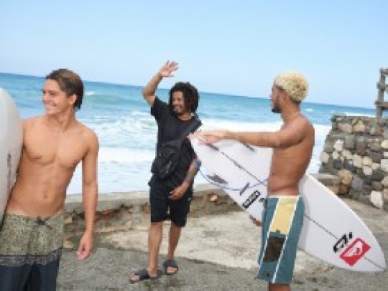 Australian pro surfer Lungi Slabb (l) enjoy a fun moment with musician Zion Marley (c) and Jamaican surfer Elishama Beckford in Portland, Jamaica. Photo: Quiksilver